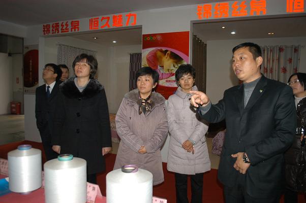 万书记在领导陪同下视察德顺纺织团建工作.JPG