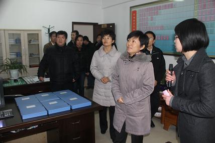 万书记一行认真听取幸福社区团建工作介绍.jpg