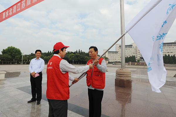 市水务局纪检书记赵登俊给志愿者服务队授旗